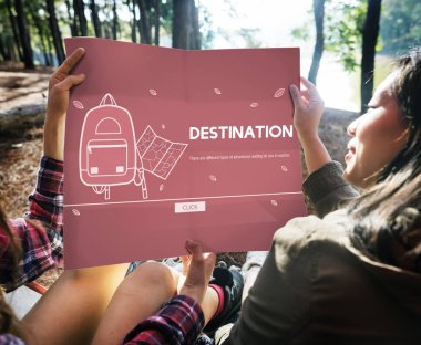 Harita tutarak kızlar