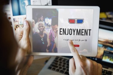 Dijital tablet kullanan kişi