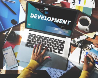 laptop ile çalışan kişi