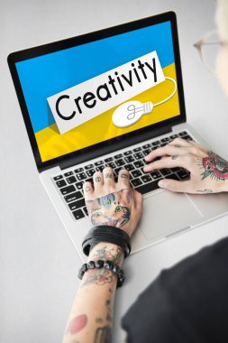 Dizüstü bilgisayarda çalışan kadın