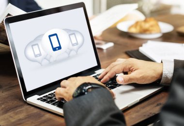 Bilgisayarda Daktilo Yazan İşadamı. 