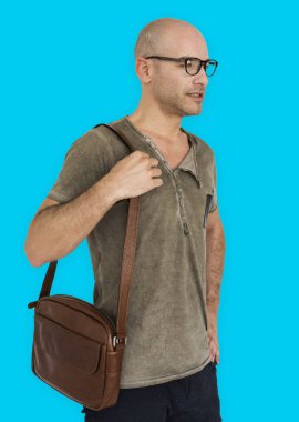 Omzunda kahverengi çanta tutan adam 