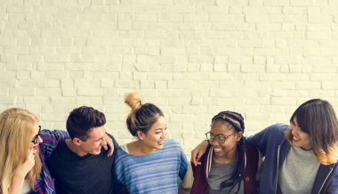 Öğrenciler birlikte sarılma