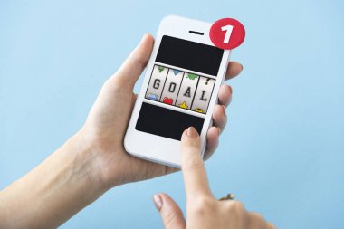 insan elinden tutarak cep telefonu