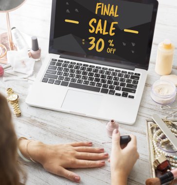 kadın manikür yapma