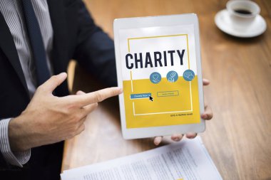 Dijital tablet tutan işadamı