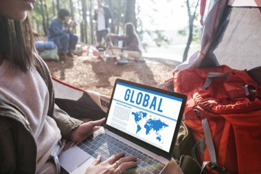 Dizüstü bilgisayar kullanan kadın