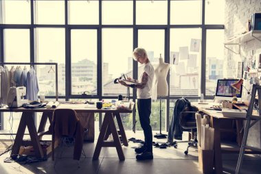 Moda Tasarımcısı şık giysiler oluşturma