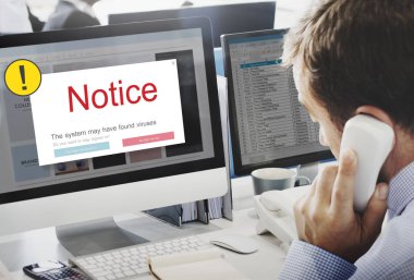 Bilgisayarda çalışan iş adamı