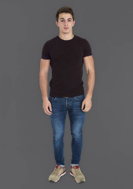 genç yakışıklı adam ayakta