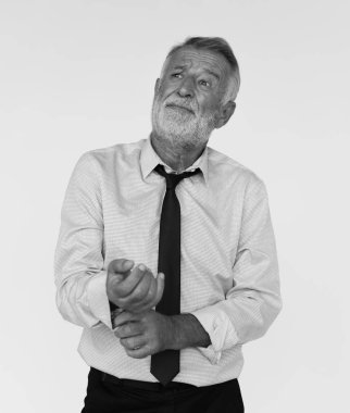 Gülümseyen sakallı işadamı