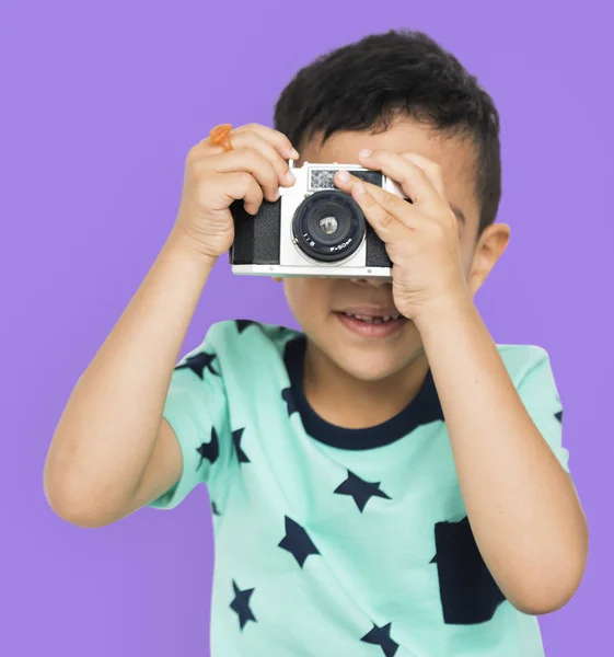 Niño usando cámara — Foto de Stock