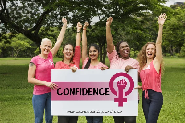 Γυναίκες σε ροζ πουκάμισα κρατώντας πανό — Φωτογραφία Αρχείου