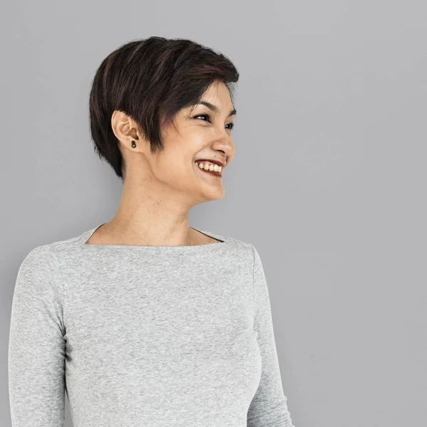 Mujer sonriente con el pelo corto —  Fotos de Stock