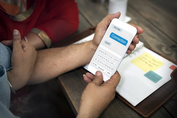 Man using smartphone — Stock Photo, Image