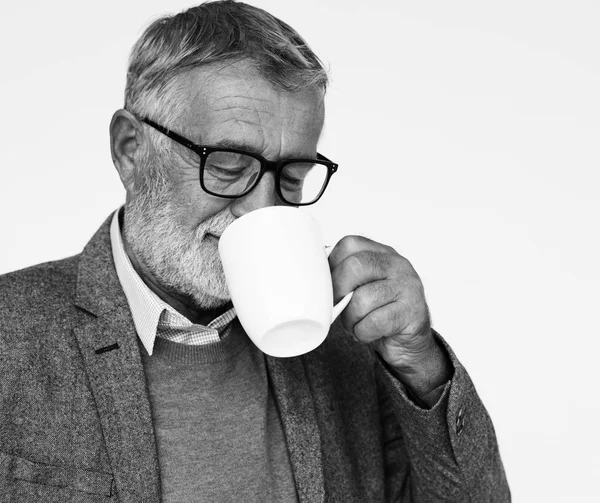 Uomo d'affari anziano bere caffè — Foto Stock