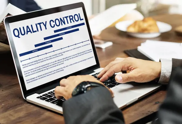 Bilgisayarda Daktilo Yazan İşadamı