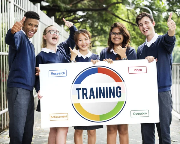 Diversity-Studenten mit Transparent — Stockfoto