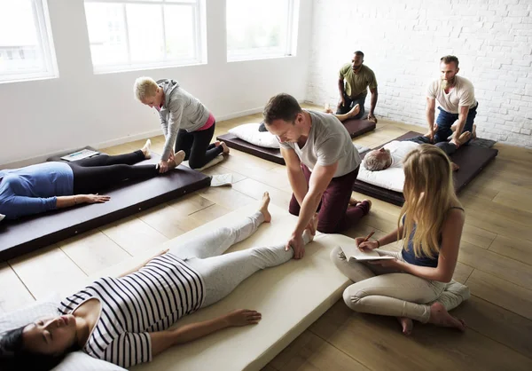 Personas durante el entrenamiento de masaje —  Fotos de Stock