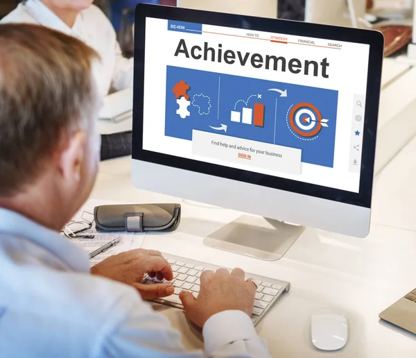 Olgun iş adamı bilgisayarda çalışıyor.