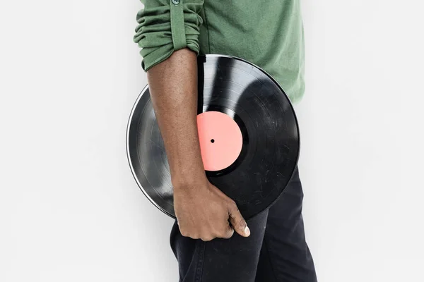 Homme africain tenant un disque de vinyle — Photo