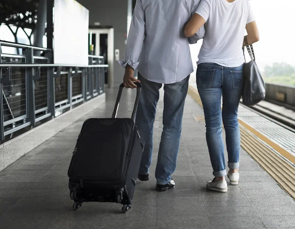 Seniorenpaar unterwegs — Stockfoto