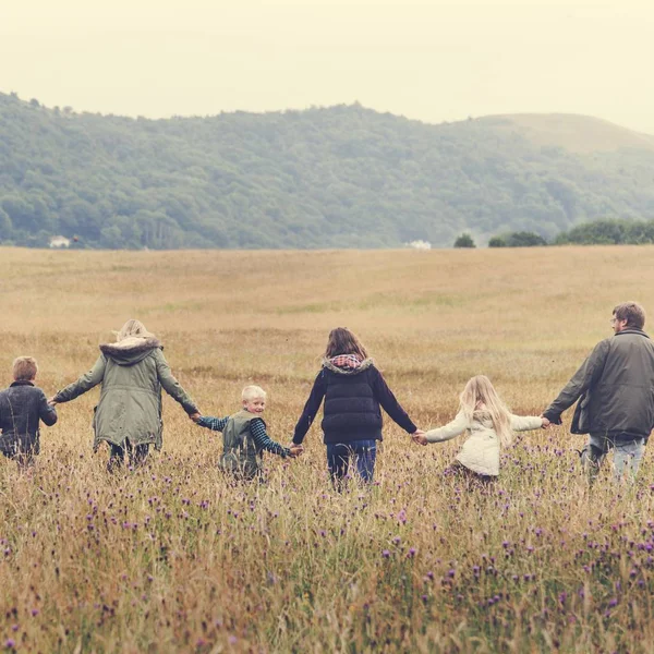 Gelukkige familie samen in veld — Stockfoto