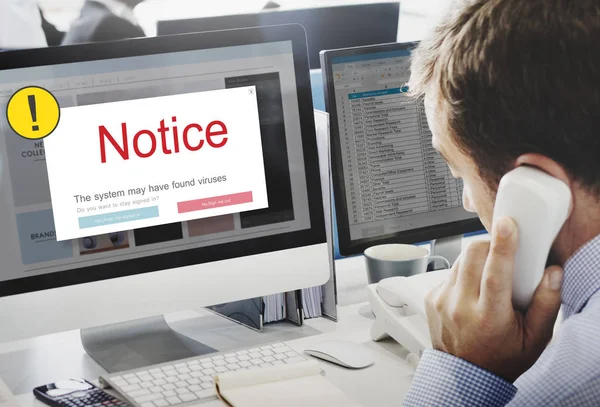 Bilgisayarda çalışan iş adamı