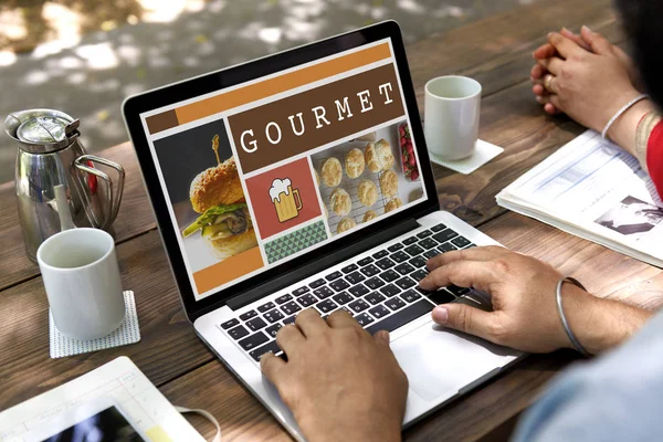 Man met laptop — Stockfoto