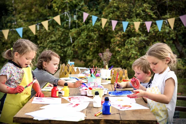 Doğum günü partisinde çizim çocuklar