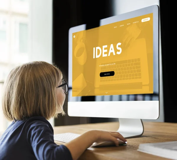 Menina usando computador — Fotografia de Stock