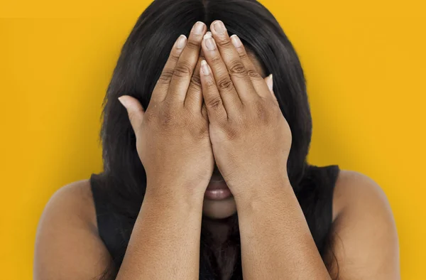 Afrikansk kvinna gömmer sig hennes ansikte — Stockfoto