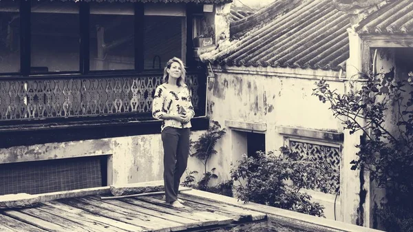 Frau in chinesischem Tempel — Stockfoto