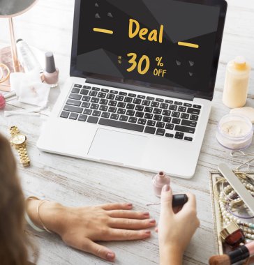 kadın manikür yapma