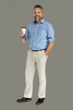 Elinde kahve tutan adam.