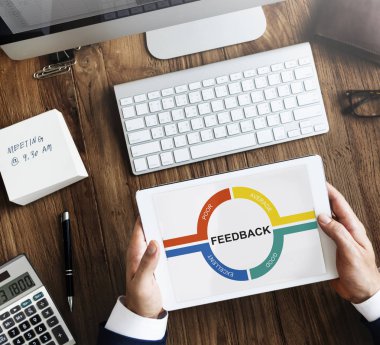 iş kişi dijital tablet kullanma