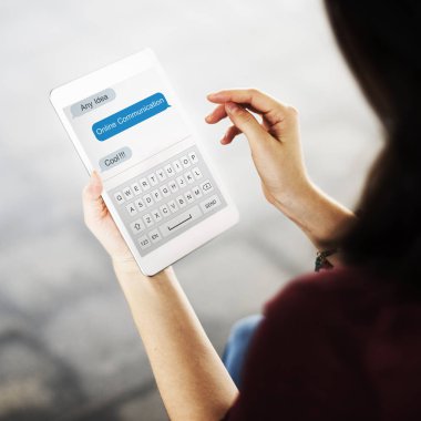 Tablet kullanan kadın