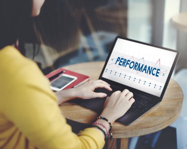 Dizüstü bilgisayar kullanan kadın