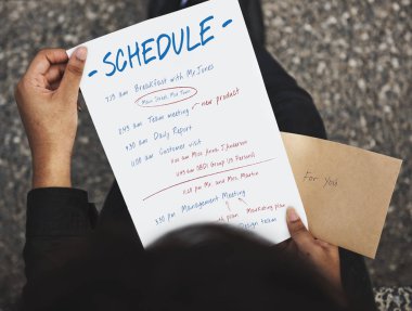 Günlük zamanlaması planlayıcısı tutan kişi