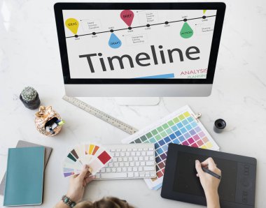 Grafik tabletine resim çizen kadın
