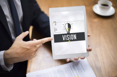 Dijital tablet tutan işadamı