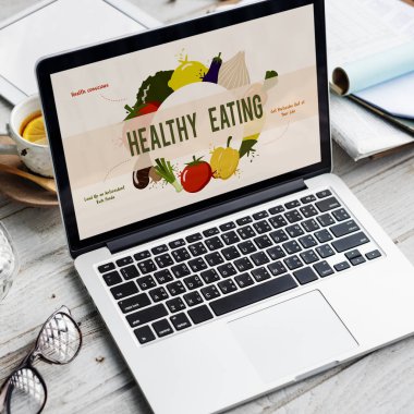 çalışma alanı tablo açılan laptop