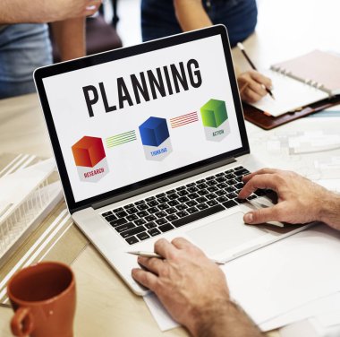 Dizüstü bilgisayarda çalışan iş adamı