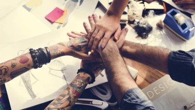 İnsanlar birlikte elele