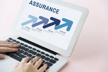 Dizüstü bilgisayarda çalışan kadın