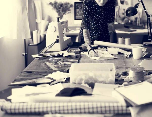 Yaratıcı tasarımcı şık giysiler çizim — Stok fotoğraf