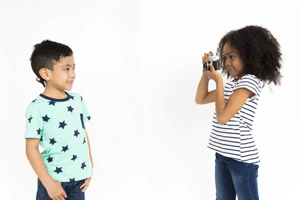 Діти фотографуються з камерою — стокове фото