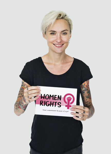 Женщина с плакатом
