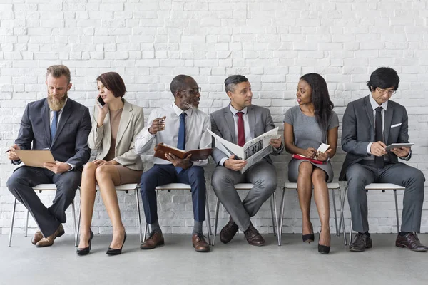 Empresarios que esperan la reunión —  Fotos de Stock