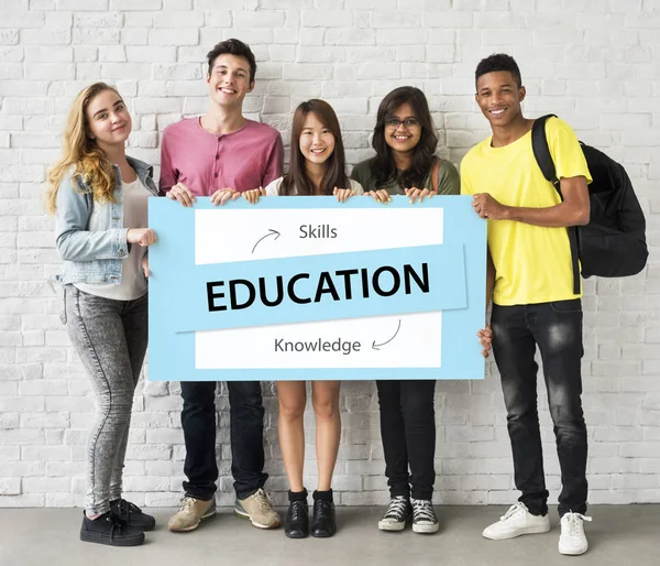 Estudantes segurando cartaz — Fotografia de Stock